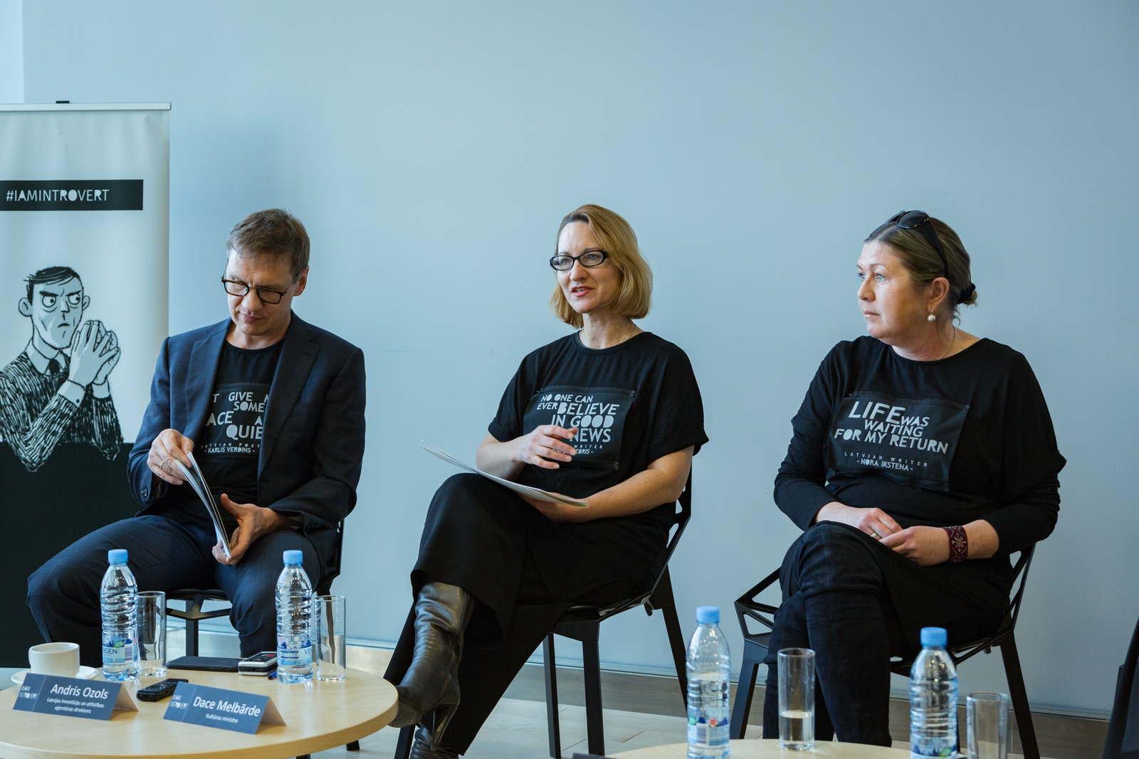 Andris Ozols, Dace Melbārde un Nora Ikstena preses konferencē. Publicitātes foto
